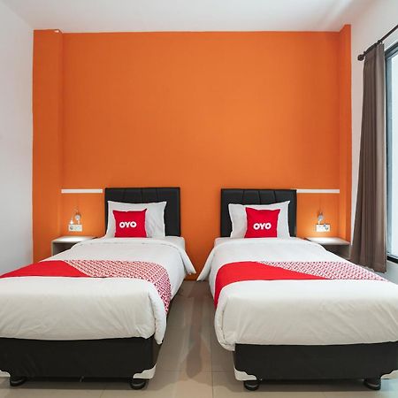 Hotel Oyo Flagship 1575 Urban 18 à Sorabaya Extérieur photo