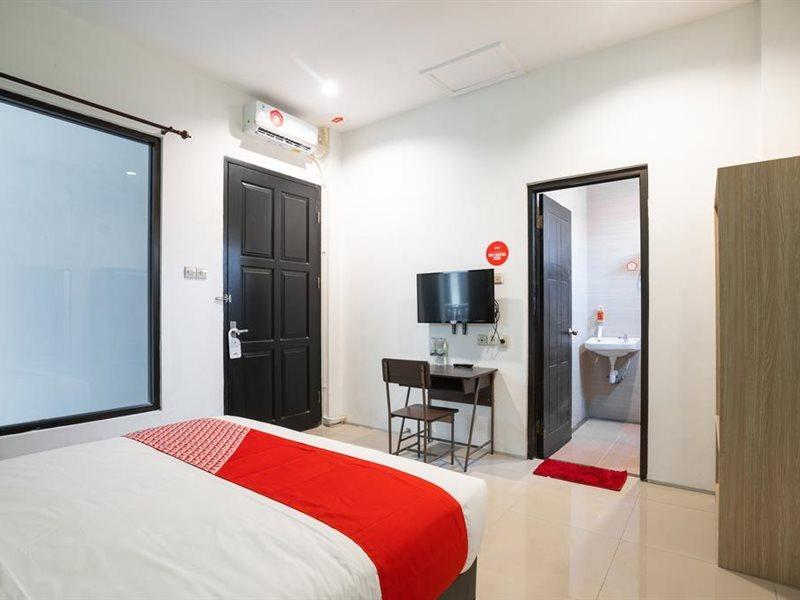 Hotel Oyo Flagship 1575 Urban 18 à Sorabaya Extérieur photo