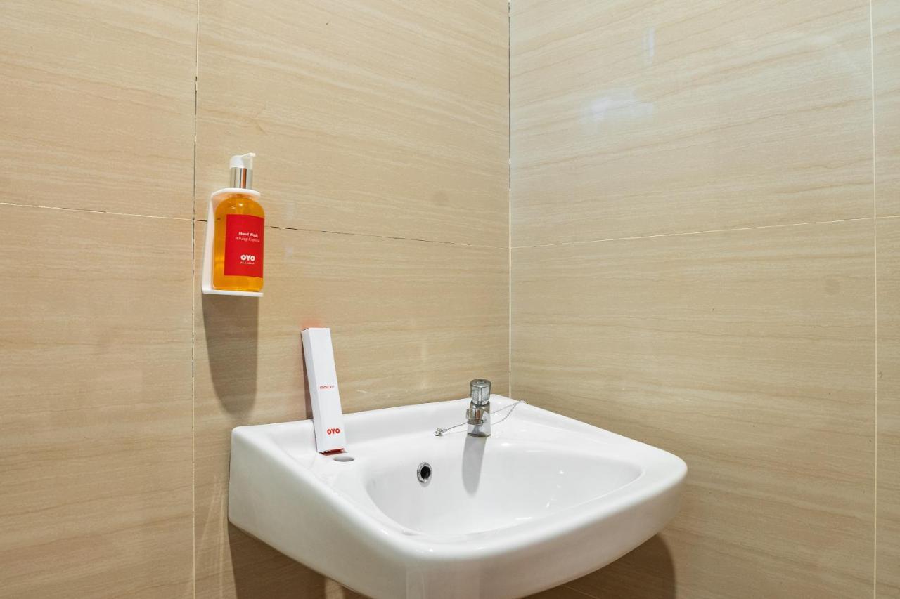 Hotel Oyo Flagship 1575 Urban 18 à Sorabaya Extérieur photo