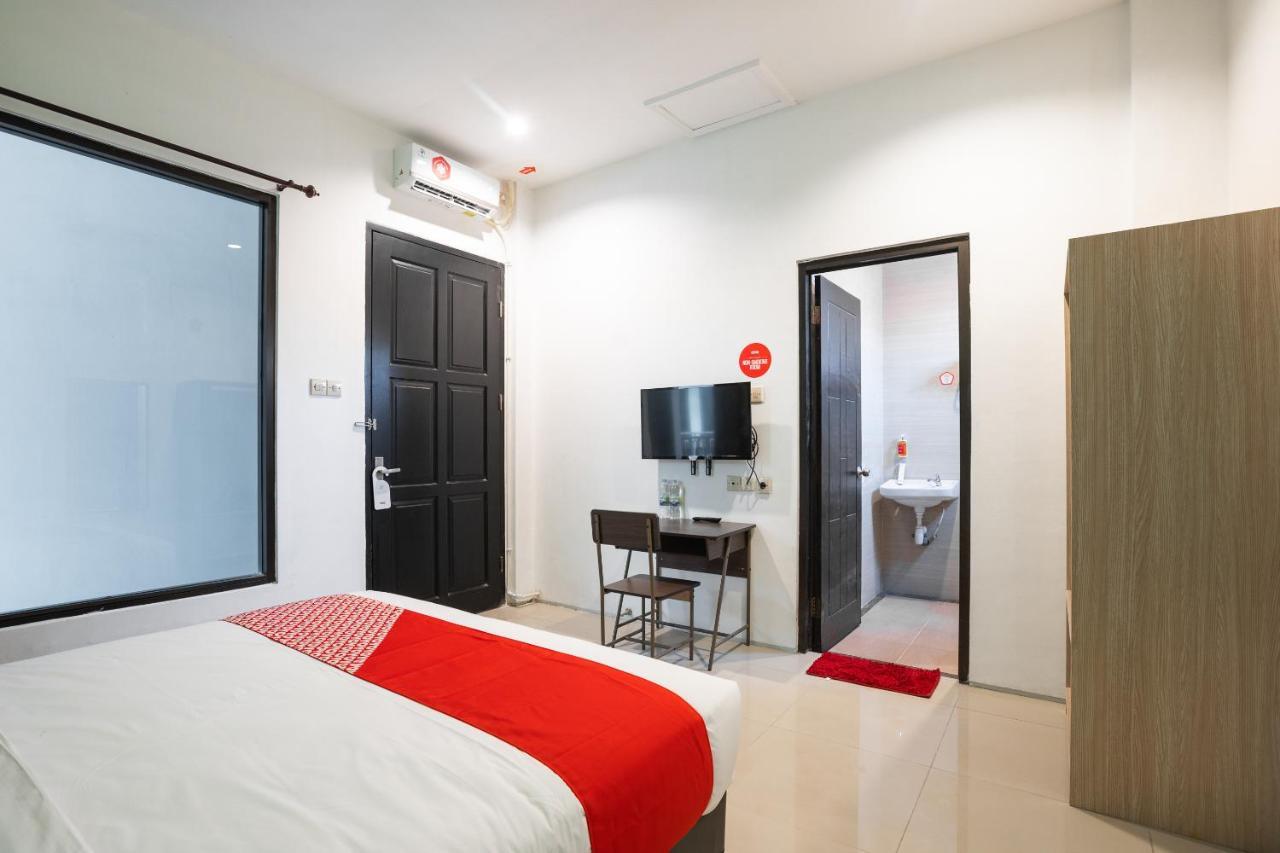 Hotel Oyo Flagship 1575 Urban 18 à Sorabaya Extérieur photo